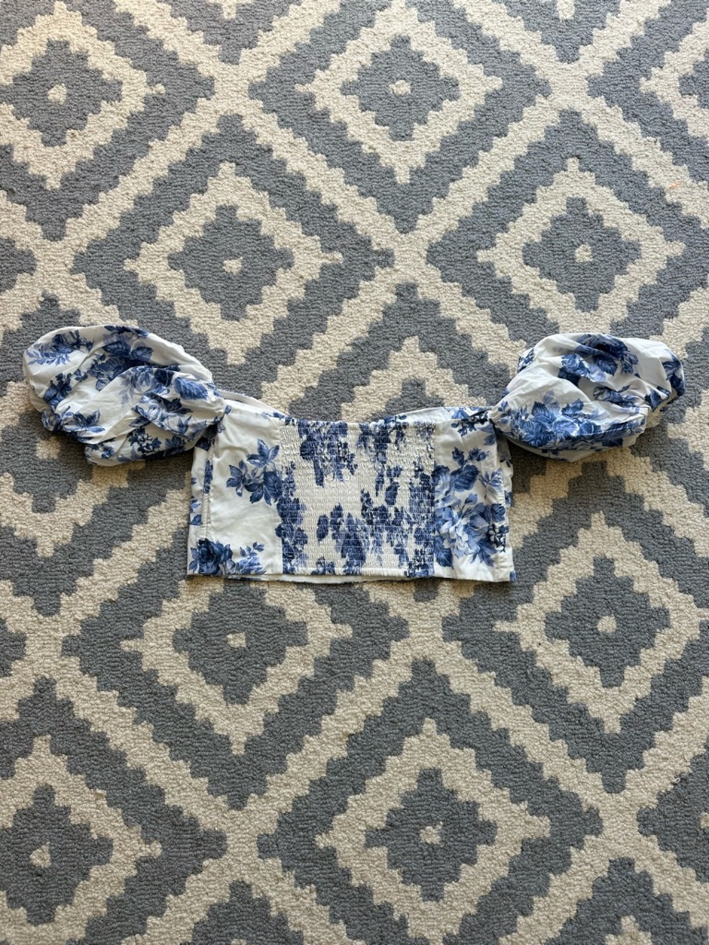 NWT! Abercrombie & Fitch White and Blue Floral TOP, Large - Picture 8 of 9